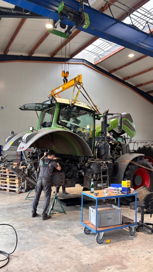 Geteilter Fendt in der Halle, Kabine am Hallenkran