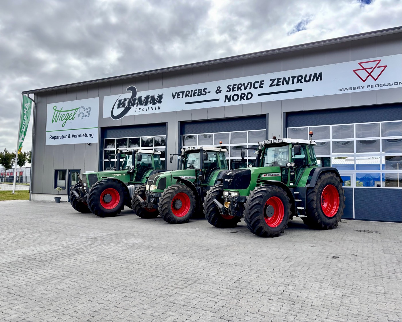 Fendt-Traktoren vor der Halle in Rendsburg