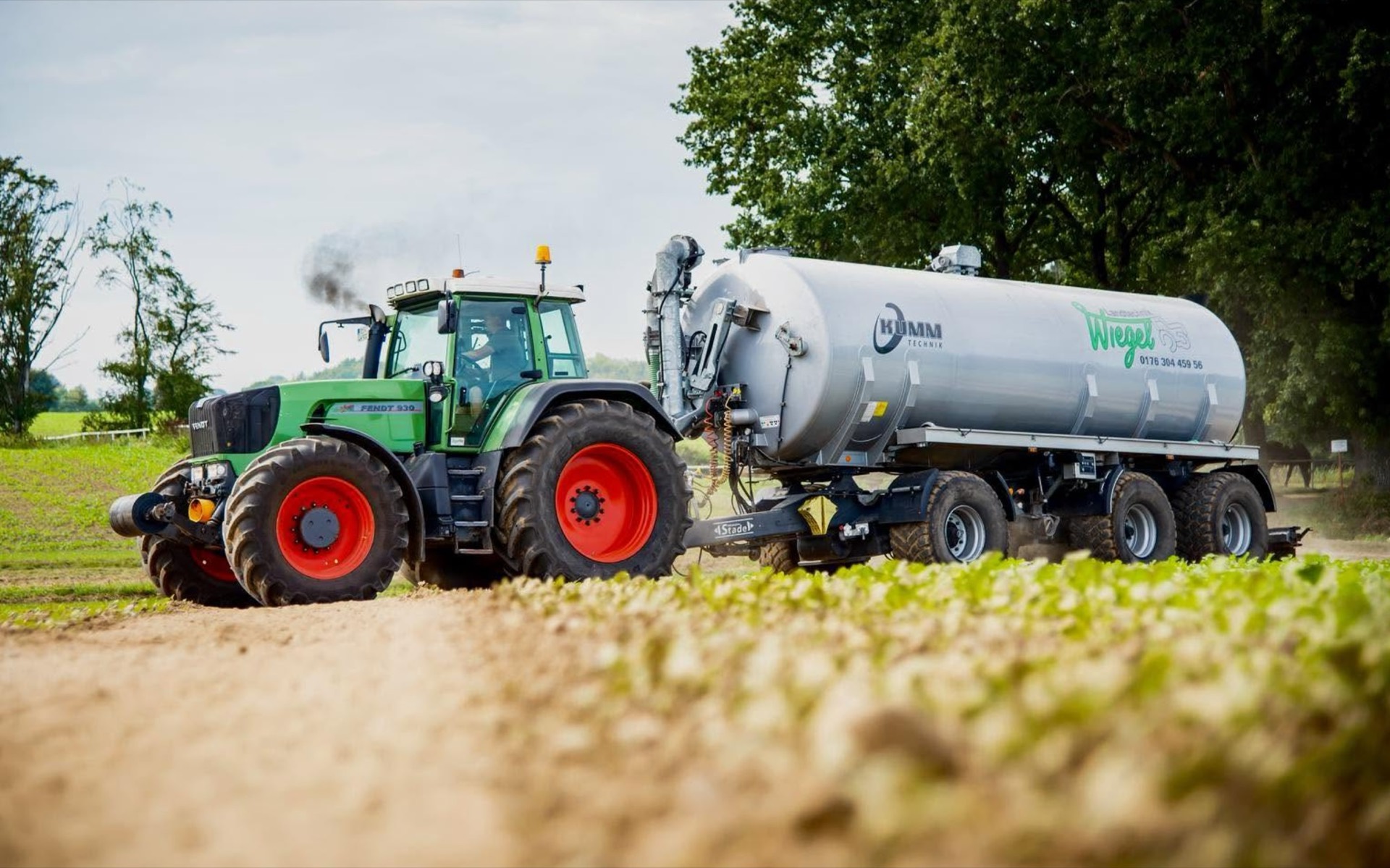 Fendt mit Kumm-Technik-Fass im Feldeinsatz