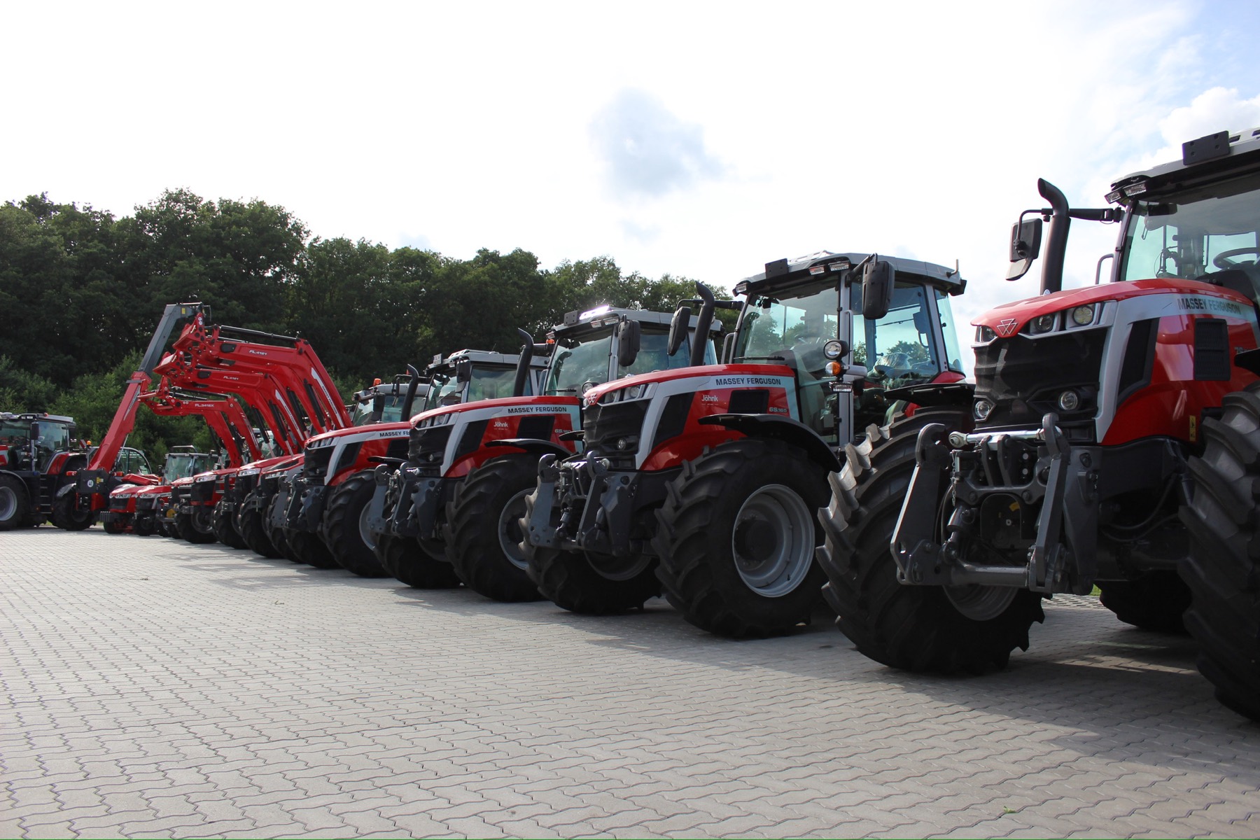 Reihe von Massey-Ferguson-Traktoren auf dem Hof