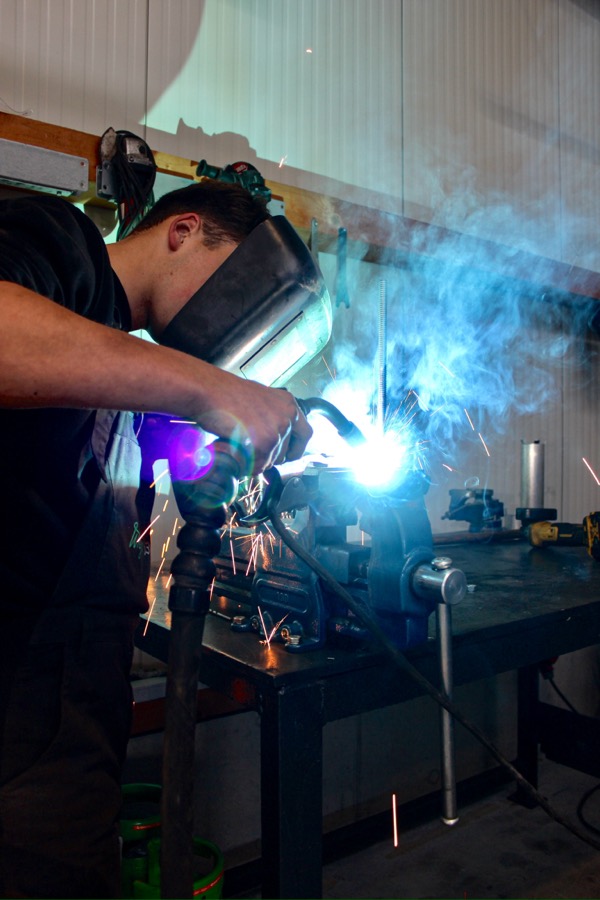 Schweißarbeit an einem Bauteil in der Werkstatt